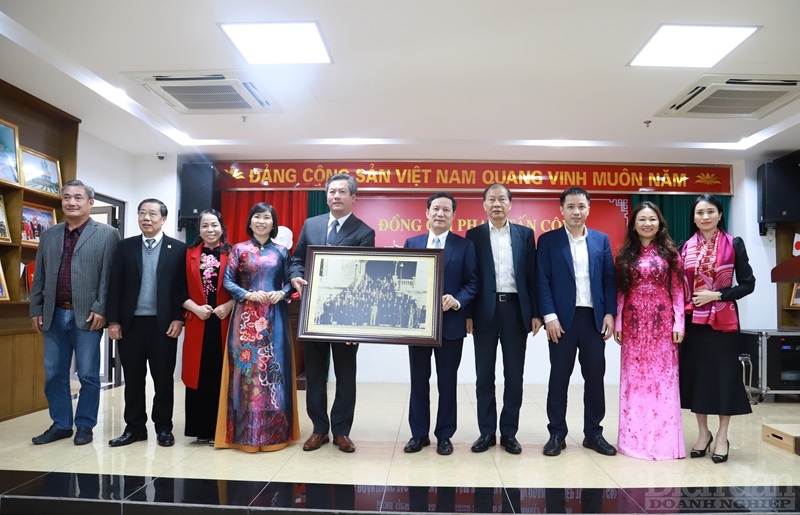 Đại diện Ban Thường trực VCCI tặng quà lưu niệm cho Thường trực Hiệp hội doanh nghiệp tỉnh Lào Cai 