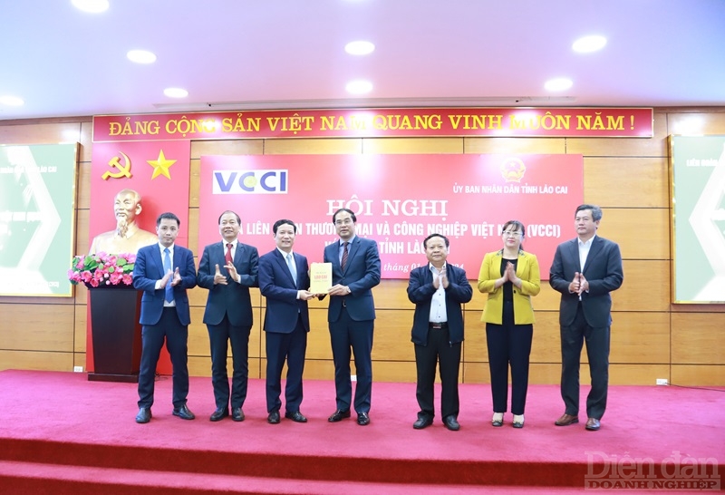 Lãnh đạo UBND tỉnh Lào Cai tặng sách lưu niệm về tỉnh Lào Cai cho các lãnh đạo trong Ban Thường trực VCCI