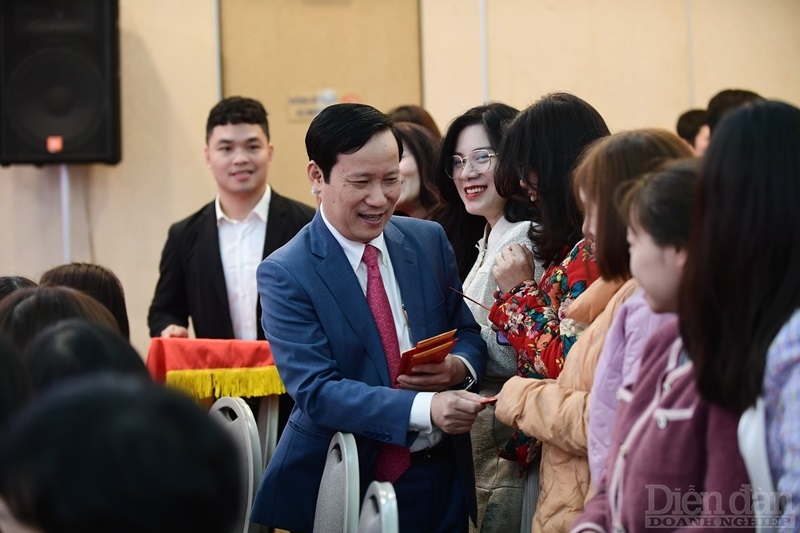 Chủ tịch Phạm Tấn Công lì xì đầu năm cho cán bộ nhân viên VCCI nhân dịp đầu năm mới