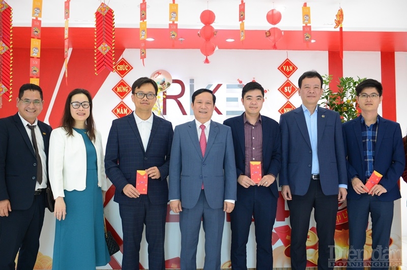 Chủ tịch Phạm Tấn Công và đoàn công tác của VCCI chụp ảnh lưu niệm nhân chuyến thăm, chúc Tết đầu năm tại 