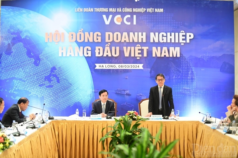 Các lãnh đạo Hội đồng doanh nghiệp hàng đầu Việt Nam điều hành phiên làm việc