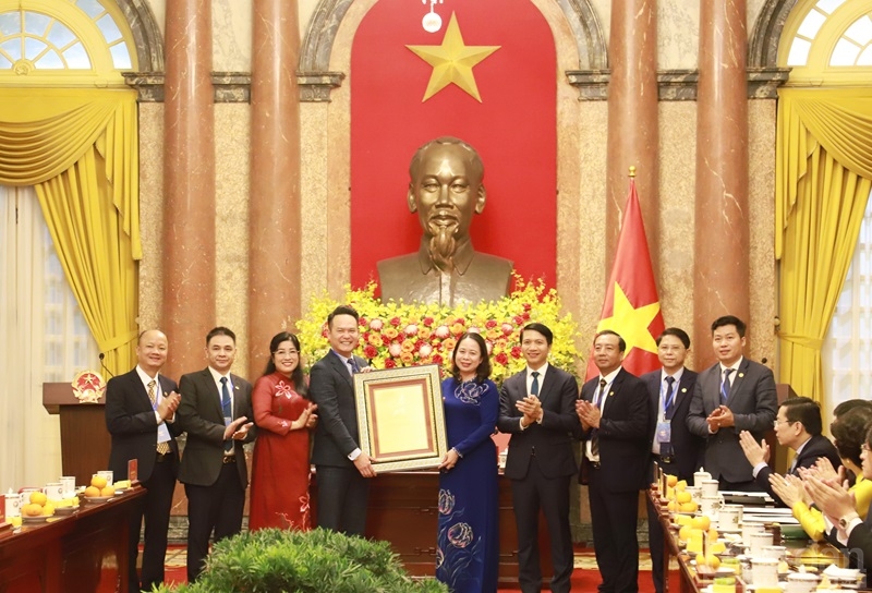 Các đại biểu Hội Doanh nhân trẻ Việt Nam tặng quà lưu niệm Quyền Chủ tịch nước tại buổi lễ