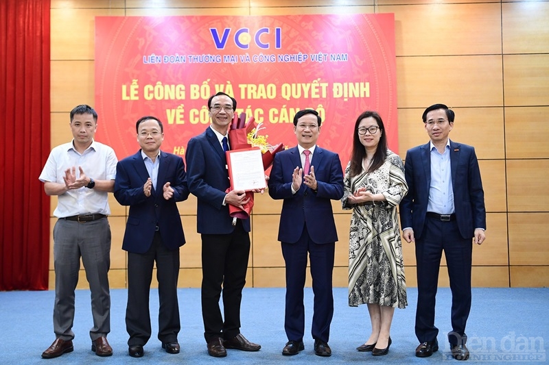 Ban Thường trực VCCI chúc mừng, chụp ảnh lưu niệm cùng tân Tổng biên tập Nguyễn Linh Anh