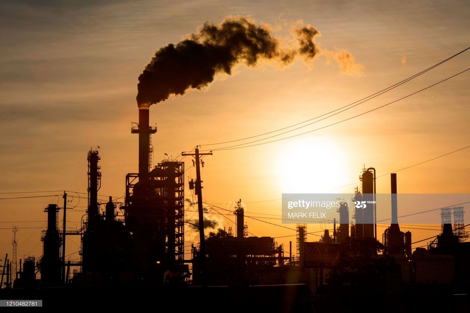 Mặt trời khuất sau làn khói bốc lên từ nhà máy lọc dầu LyondellBasell-Houston ở Houston, Texas, vào ngày 20 tháng 4 năm 2020-p/ngày mà giá dầu ở Mỹ đã giảm xuống mức thấp chưa từng thấy. Ảnh Getty.
