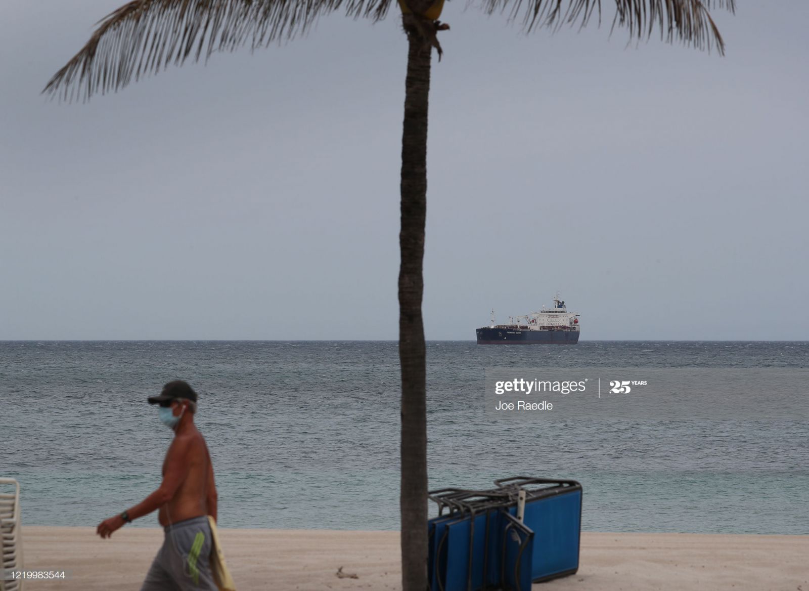 Tàu chở dầu thô, Chemtrans Cancale, được nhìn thấy neo đậu ngoài khơi khi chờ cập cảng tại cảng Everglades vào ngày 20 tháng 4 năm 2020 tại Fort Lauderdale, Florida. (Ảnh của Joe Raedle / Getty Images).