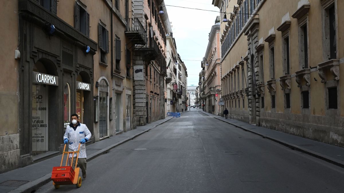 Một trong những con phố mua sắm chính của Rome, Via del Corso, bị bỏ hoang vào ngày 12 tháng 3. Ảnh AP.