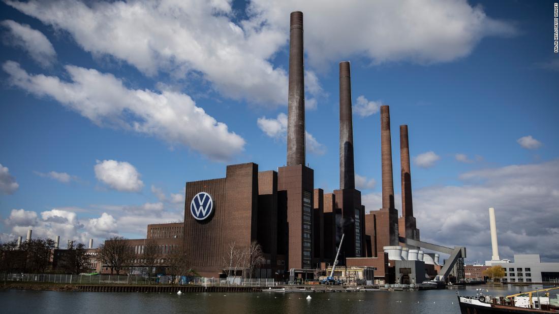 Nhà máy của Volkswagen đặt tại Wolfsburg được xây dựng lần đầu tiên vào năm 1938 nơi đây là trụ sở của tập đoàn và đã sản xuất hơn 45 triệu xe hơi kể từ năm 1945. Ảnh Reuter.
