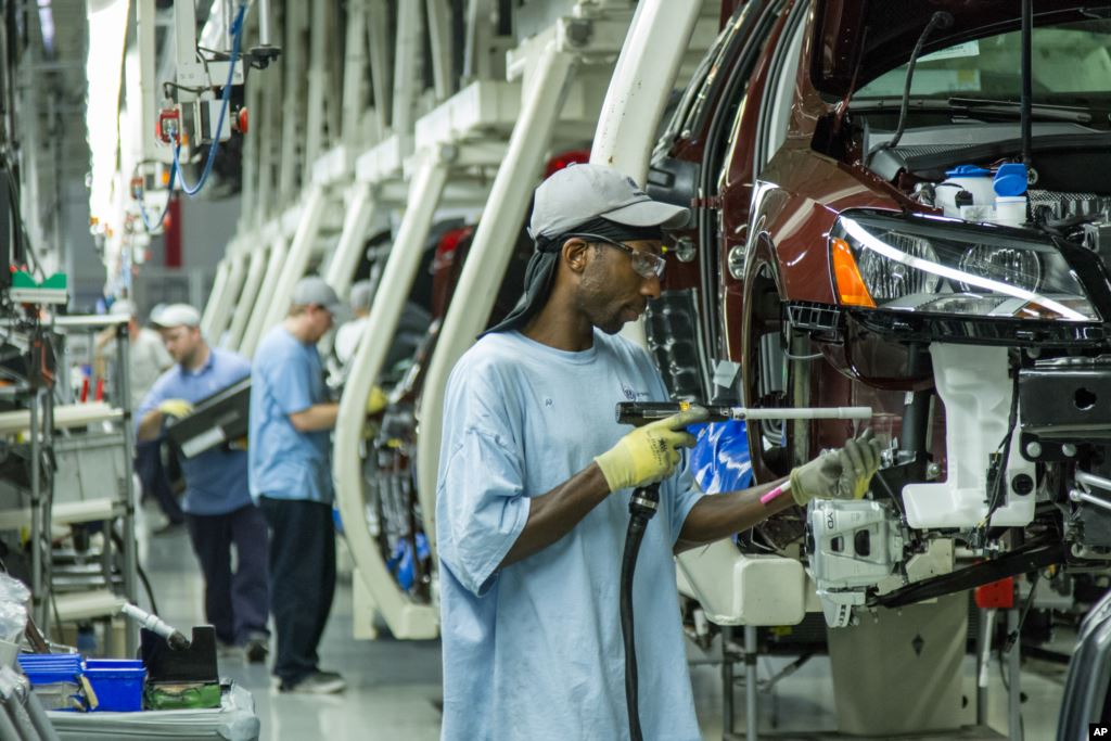 Công nhân làm việc tại nhà máy của Volkswagen.