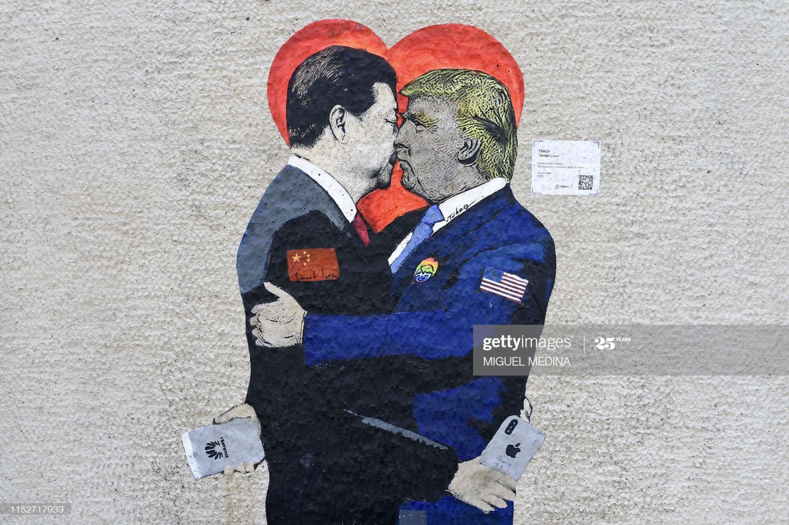 Một bức tranh tường mang tên “Tình yêu thông minh” của nghệ sĩ đường phố Ý, TvBoy được trưng bày trên một bức tường ở Milan.