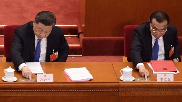 Chủ tịch Trung Quốc Tập Cận Bình và Thủ tướng Lý Khắc Cường bấm nút bỏ phiếu về luật an ninh Hong Kong ngày 28/5 tại Bắc Kinh.