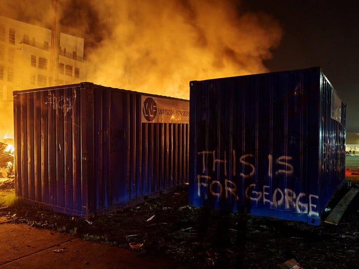 1.	Người biểu tình tụ tập để xem các vật liệu xây dựng đang cháy gần khu vực thứ ba của Cảnh sát thành phố Minneapolis ở thành phố Minneapolis, bang Minnesota, ngày 27 tháng 5 năm 2020. Adam Bettcher / Reuters