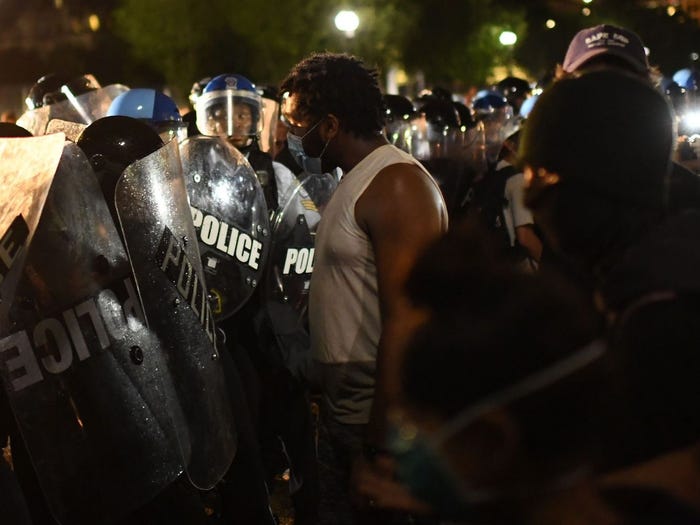 13.	Các nhân viên Mật vụ đã buộc phải tạm thời khóa Nhà Trắng vào thứ Sáu sau khi những người biểu tình cố gắng mở rộng các bức tường và chiến đấu với cảnh sát.p/AFP qua Getty Images