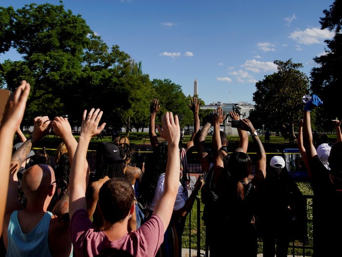 14.	Nhiều cuộc đụng độ trước Nhà Trắng xảy ra vào thứ Bảy. Các thành viên của Sở Mật vụ và cảnh sát đã đuổi những người biểu tình vượt qua các rào cản gần Nhà Trắng và đi vào công viên trước mặt nó.