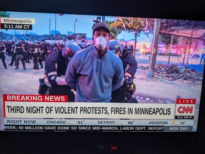 16.	Các nhà báo cũng đã được nhắm mục tiêu vào các cuộc biểu tình. Vào thứ Sáu, một nhà báo CNN đã bị bắt trực tiếp trên truyền hình mặc dù tự nhận mình là phương tiện truyền thông.