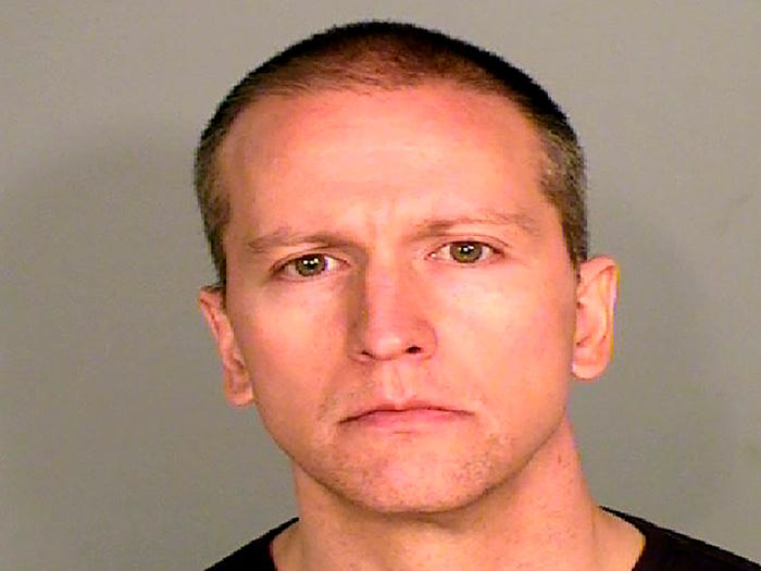 Derek Chauvin, sĩ quan cảnh sát da trắng đang quỳ trên Floyd, đã bị bắt và bị buộc tội giết người cấp độ ba và ngộ sát vào thứ Sáu.