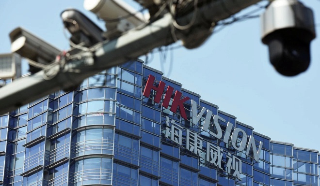 công ty công nghệ giám sát video Hikvision cũng bị coi là một thực thể nằm trọng sự giám sát của chính quyền Trung Quốc.