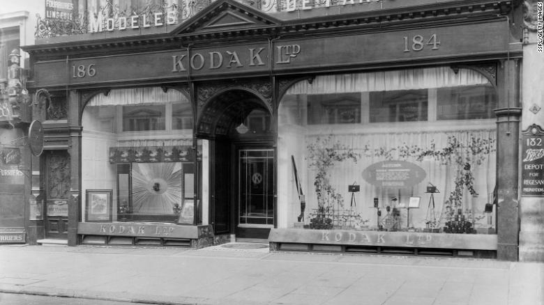Một cửa hàng bán các sản phẩm của Kodak những năm 1970. Ảnh Getty.