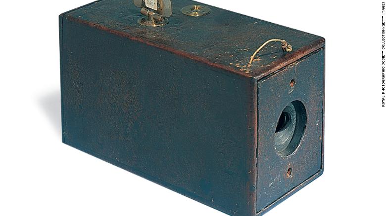George Eastman đã phát hành máy ảnh Kodak đầu tiên vào năm 1888, hoàn toàn làm thay đổi ngành công nghiệp nhiếp ảnh. Ảnh CNN.