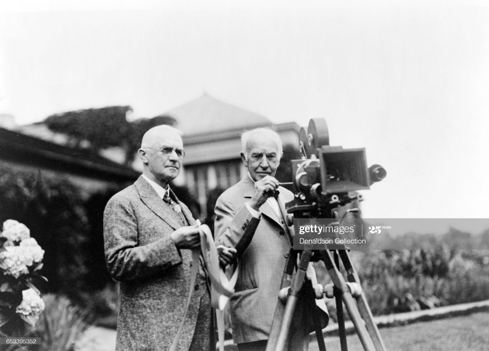 Nhà phát minh Thomas Edison và George Eastman chụp ảnh chân dung với máy ảnh chuyển động tại nhà của Eastman vào năm 1928 tại Rochester, New York. (Ảnh lịch sử Thư viện Quốc hội /Getty).