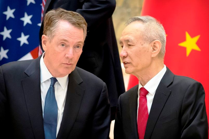 Phó Thủ tướng Trung Quốc Liu He và Đại diện Thương mại Hoa Kỳ Robert Lighthizer tại Diaoyutai State Guesthouse ở Bắc Kinh vào ngày 15 tháng 2. Ảnh AP.