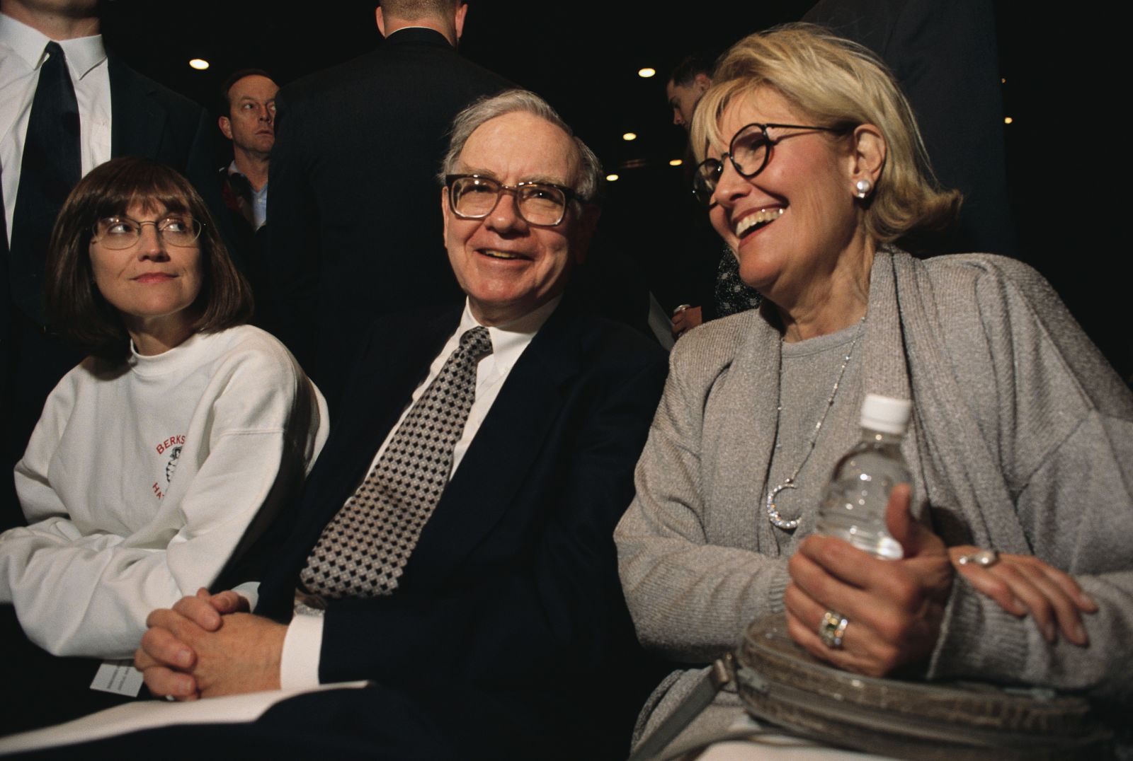 Buffett tham dự một trong những cuộc họp cổ đông thường niên của Berkshire. Ngồi cùng với anh ta ở đây là con gái và bà vợ Susan. Ảnh Getty.