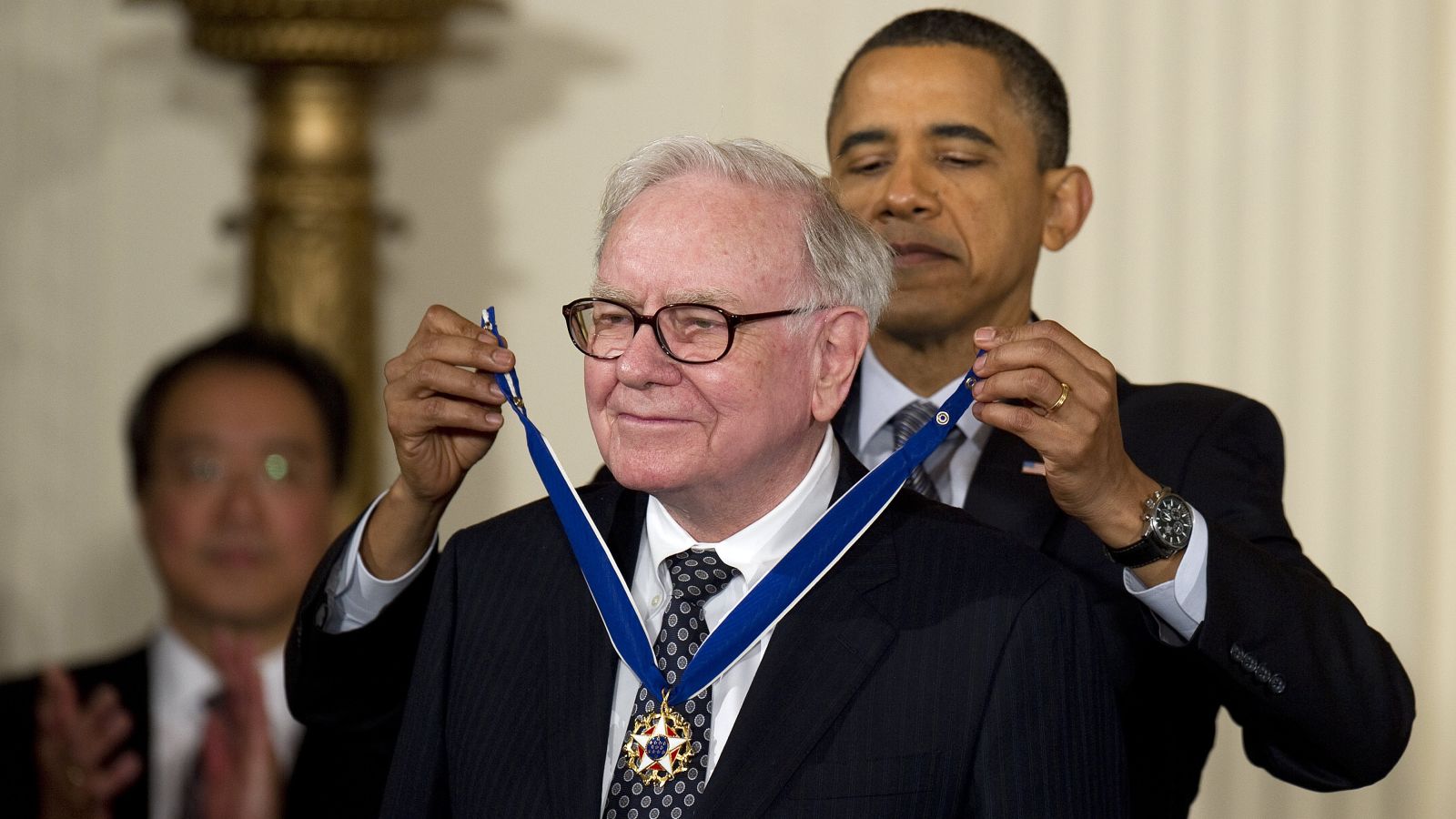 Tổng thống Barack Obama đã trao Huân chương Tự do của Tổng thống cho Buffett vào năm 2011. Ảnh Getty.