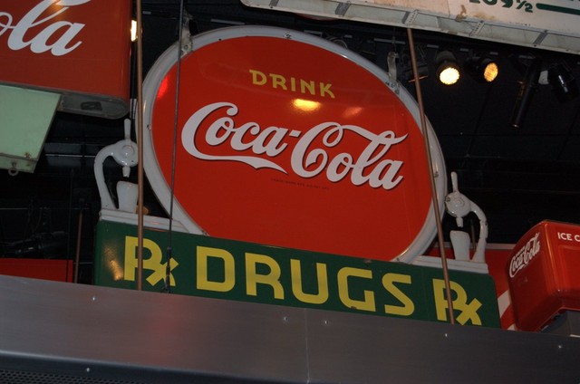 Việc hủy bỏ các thương hiệu đồ uống “lỗi thời” là một trong số các chiến lược mà công ty đã đưa ra vào mùa hè này để giúp Cpca-Cola phát triển. 