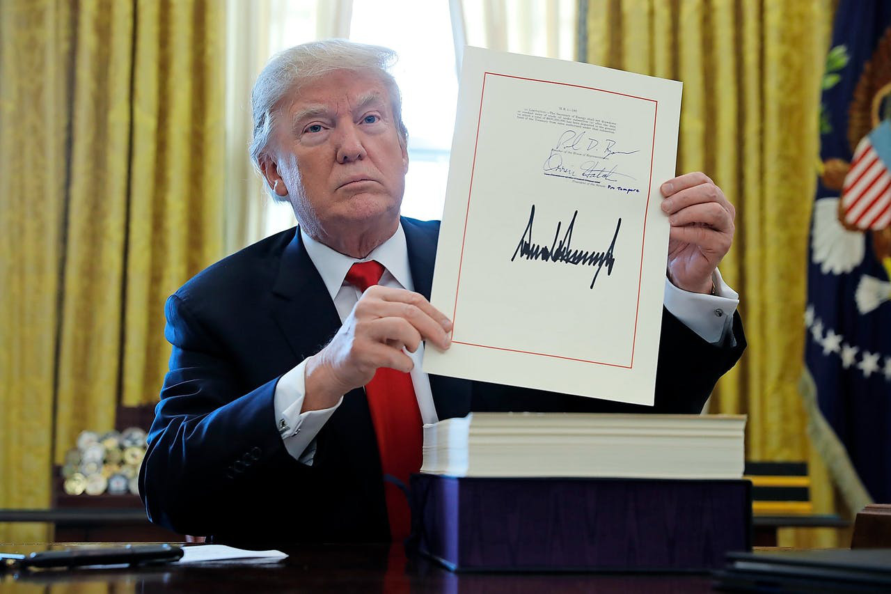 Donald Trump ký sắc lệnh hành pháp về Gói kích thích kinh tế của Mỹ được cho là có trị giá gần 1/10 GDP nền kinh tế lớn nhất thế giới nhằm giải cứu tình hình khó khăn.
