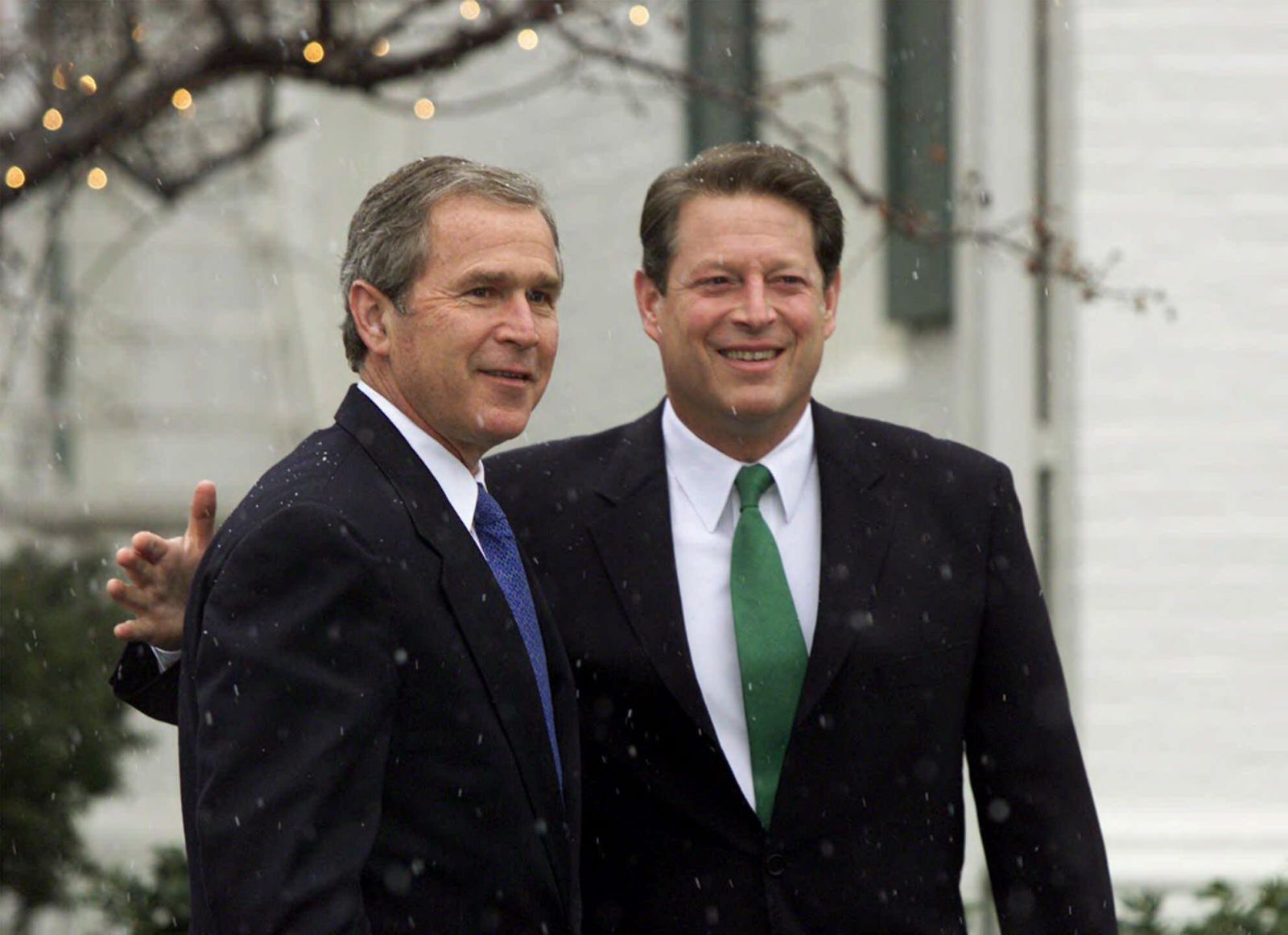 Tổng thống đắc cử George W. Bush gặp gỡ cựu đối thủ và Phó Tổng thống Al Gore tại dinh thự chính thức của Gore ở Washington, Thứ Ba, ngày 19 tháng 12 năm 2000.