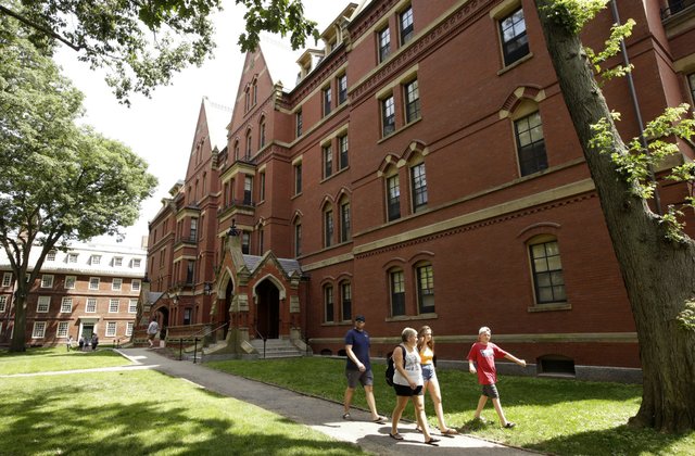 Đại học Harvard, là một viện đại học nghiên cứu tư thục, thành viên của Liên đoàn Ivy nằm ở Cambridge, Massachusetts, Mỹ.