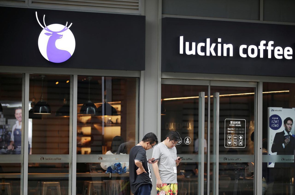 Luckin Coffee - công ty Trung Quốc niêm yết trên sàn Nasdaq bị phát hiện có sự gian dối về kế toán.