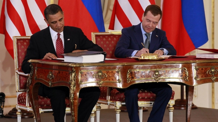 Tổng thống Mỹ Barack Obama và Tổng thống Nga Dmitry Medvedev ký Hiệp ước New START tại Prague ngày 8/4/2010. Ảnh AP.