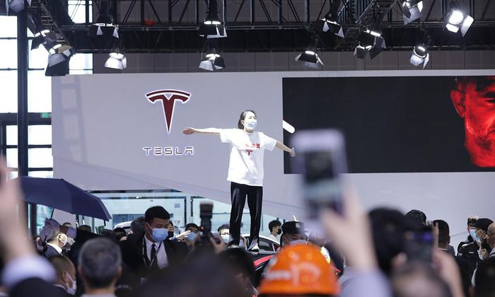 Một phụ nữ biểu tình với Tesla tại sự kiện ô tô tại Thượng Hải.