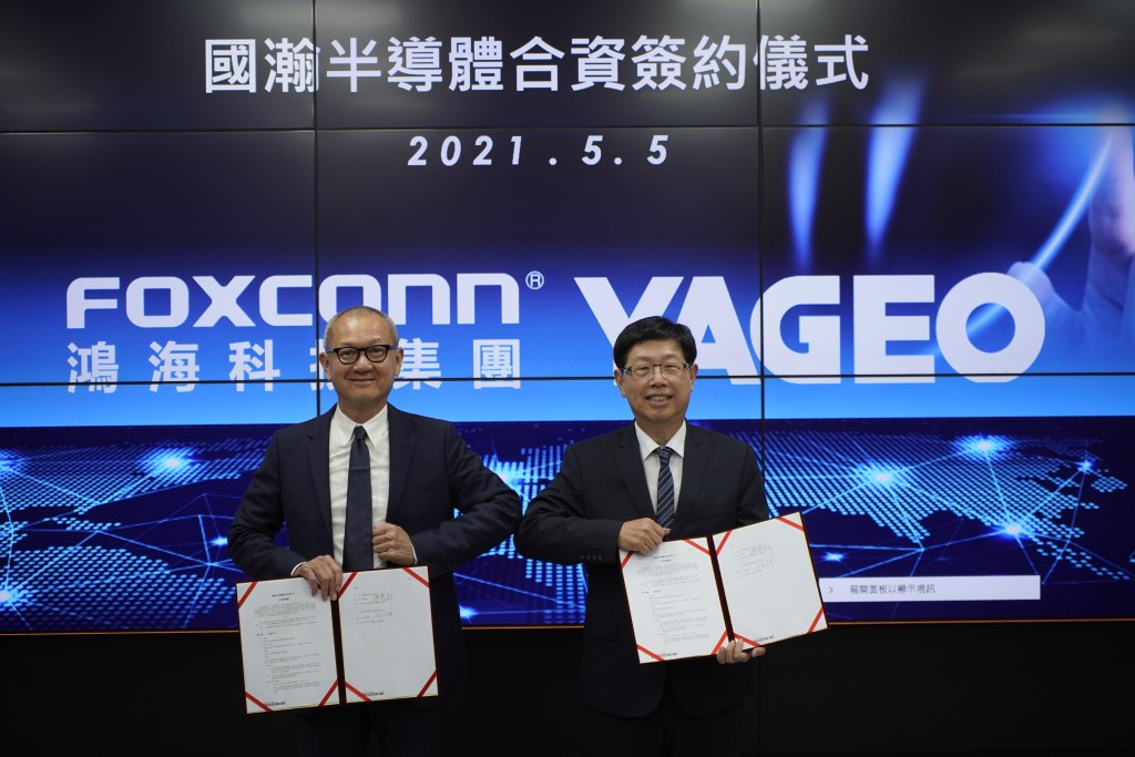 Chủ tịch Foxconn Liu Young-way (phải) và Chủ tịch Yageo Pierre Chen.