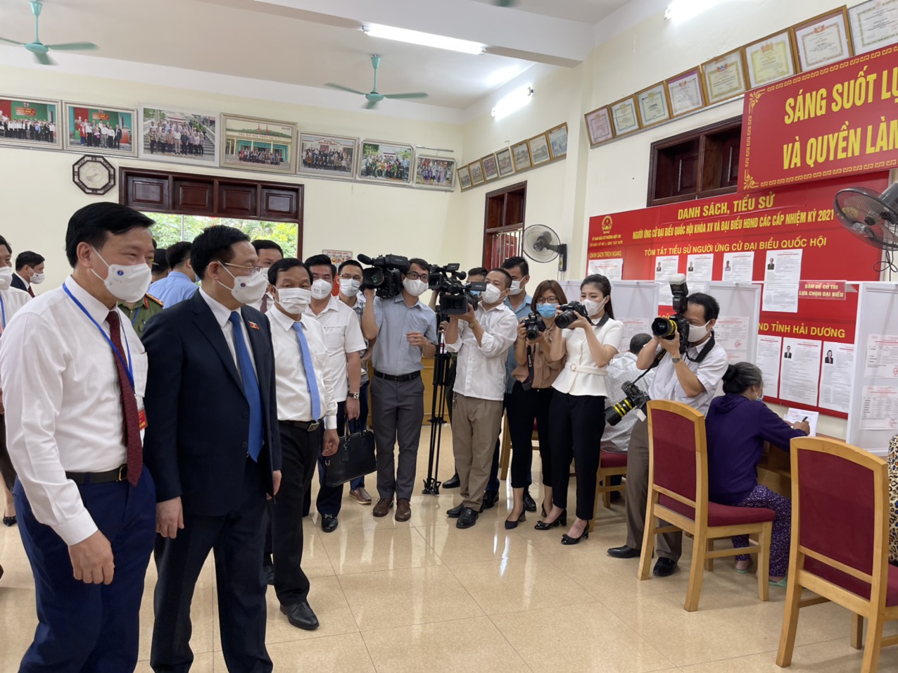 Đ/c Vương Đình Huệ (áo vét) và Đ/c Phạm Xuân Thăng kiểm tra công tác bầu cử tại Huyện Kinh Môn.