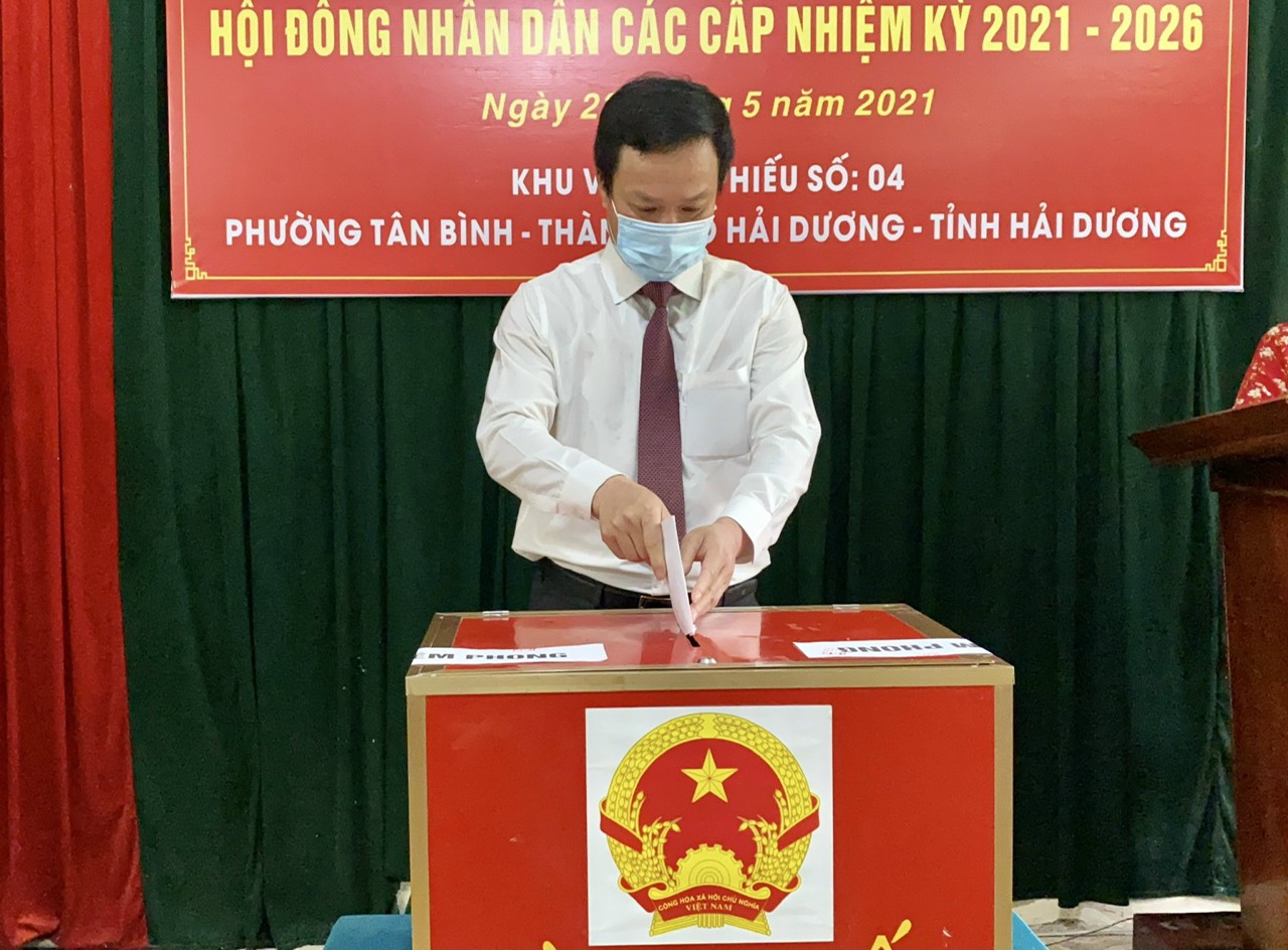 Đ/c Triệu Thế Hùng, Phó Bí thư Tỉnh ủy bỏ phiếu tại Tổ dân cư số 4, Phường Tân Bình, TP. Hải Dương.