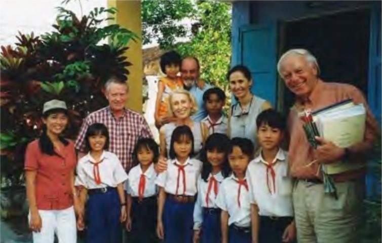 Chuck Feeney (người lớn thứ 2, từ trái sang) trong đoàn đại diện Atlantic đến thăm làng Hy Vọng - trại trẻ mồ côi tại Đà Nẵng. Ảnh: The Atlantic.