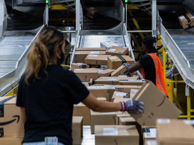 Doanh thu từ dịch vụ người bán bên thứ ba của Amazon, bao gồm hoa hồng và logistics, đã vượt quá 80 tỷ USD vào năm 2020.