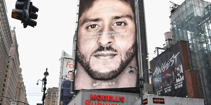 Quảng cáo gây tranh cãi của Nike với Colin Kaepernick.