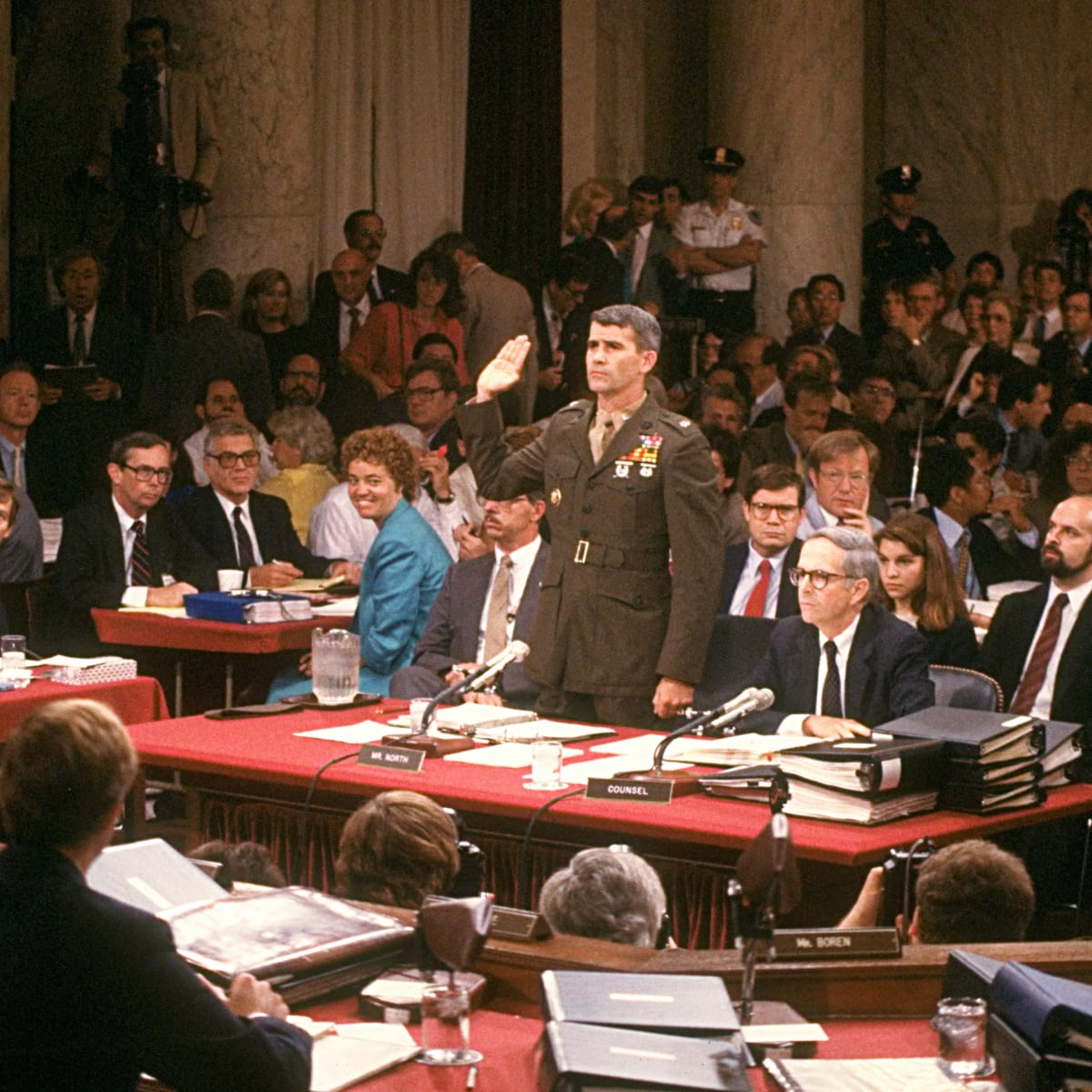 Vụ áp phe Iran-Contra đã khiến 11 thành viên của chính quyền Tổng thống Reaganđã bị kết án sau một loạt các cáo buộc liên quan.