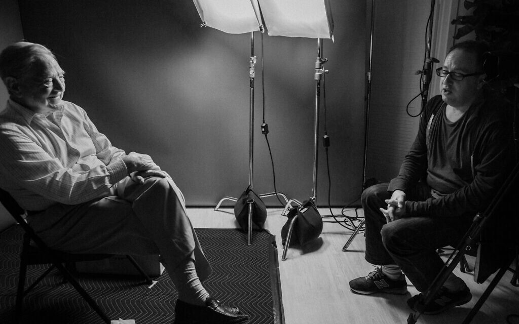 George Soros, trái, với nhà làm phim Jesse Dylan cho phim 'Soros.' (Hình ảnh Courtesy Vital)