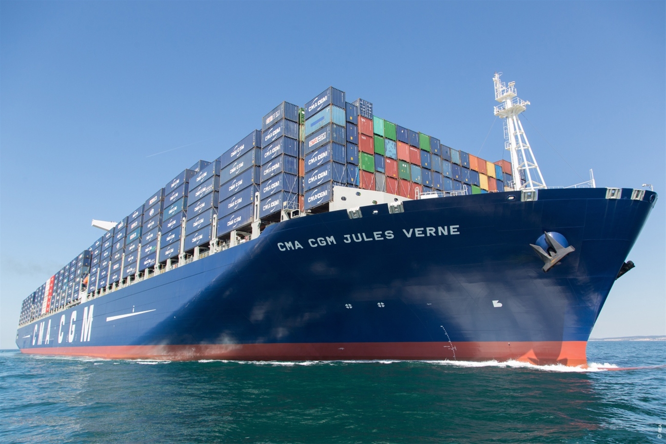 Vận tải biển quốc tế đang phải đối mặt với hàng loạt vấn đề khó khăn.