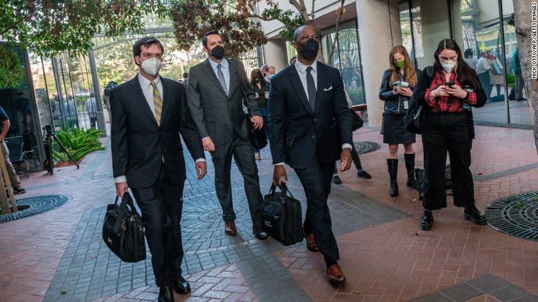 Các luật sư trong vụ xét xử gian lận Elizabeth Holmes bên ngoài Tòa án Liên bang ở San Jose, California.