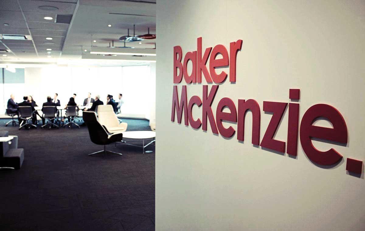 công ty luật lớn nhất ở Mỹ, Baker McKenzie.