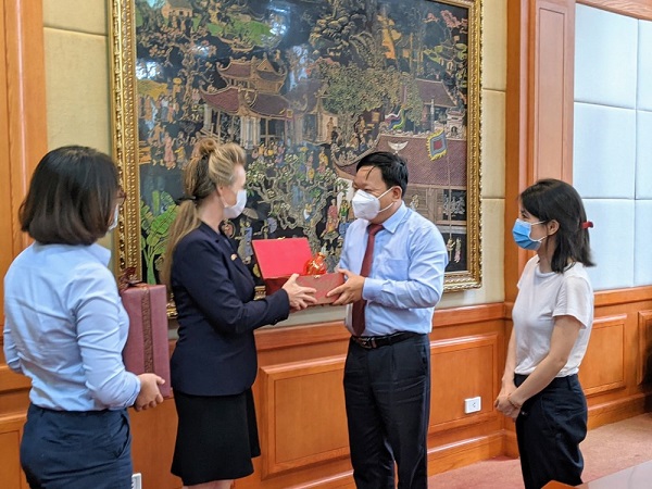 Ông Nguyễn Đức Thọ - Phó Chủ tịch UBND TP Hải Phòng làm việc với đoàn với đoàn công tác của Đại sứ quán Đan Mạch về dự án điện gió ngoài khơi.