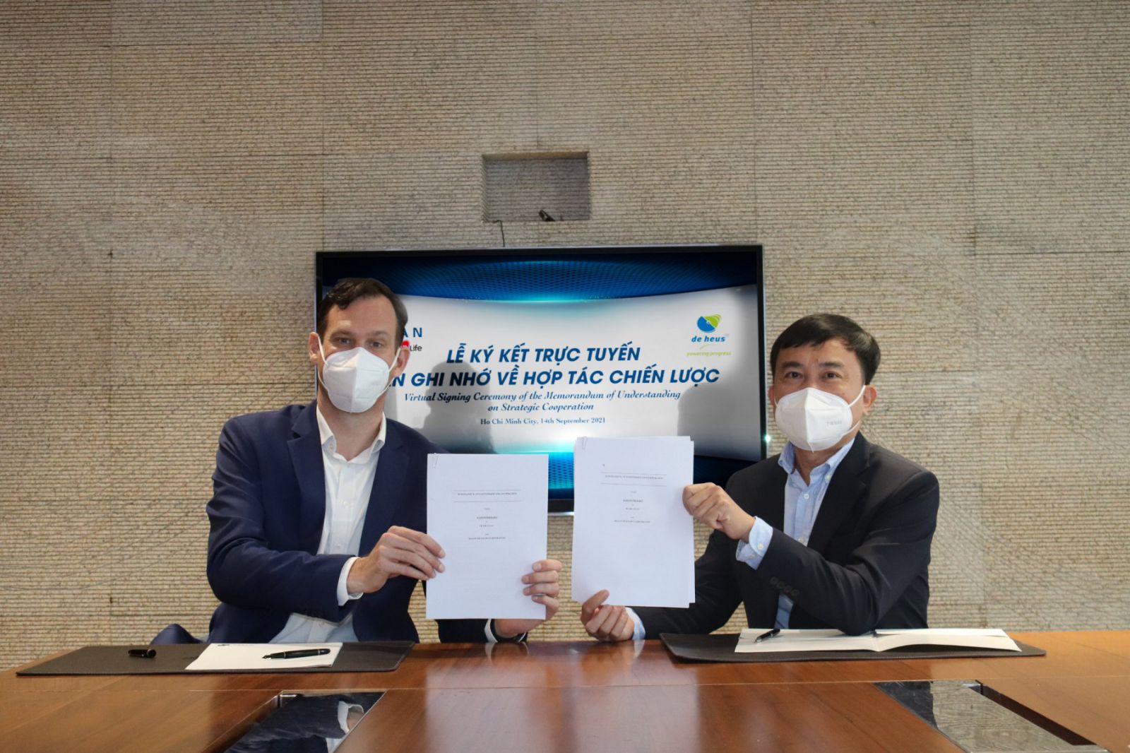 Ông Gabor Fluit (trái), Tổng giám đốc De Heus Châu Á và ông Phạm Trung Lâm (phải), Tổng Giám đốc Masan MEATLife hoàn tất ký kết MOU.