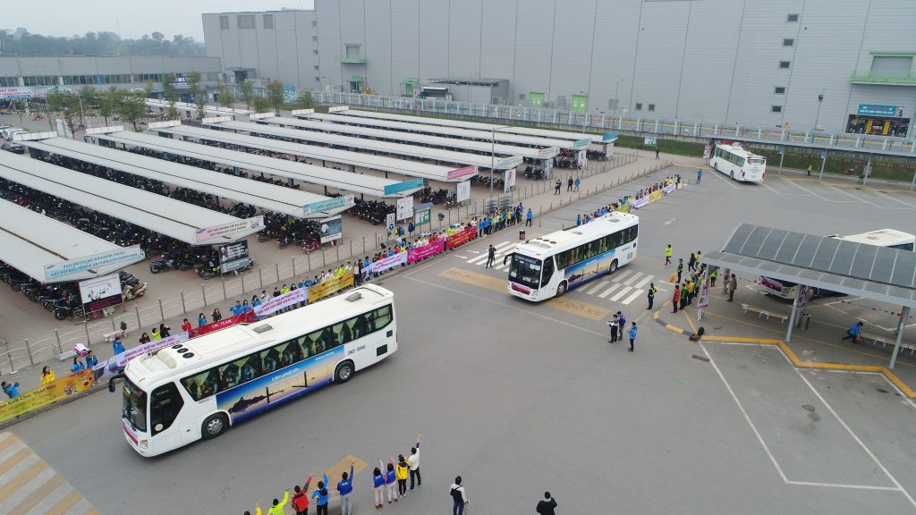 Tập đoàn Samsung đã hỗ trợ xe đưa đón công nhân về quê ăn tết.