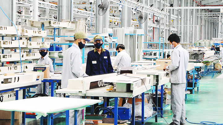 Việt Nam đã nổi lên như một trong những trung tâm sản xuất hấp dẫn nhất cho các công ty muốn giảm thiểu sự phụ thuộc vào chuỗi cung ứng đến từ Trung Quốc.