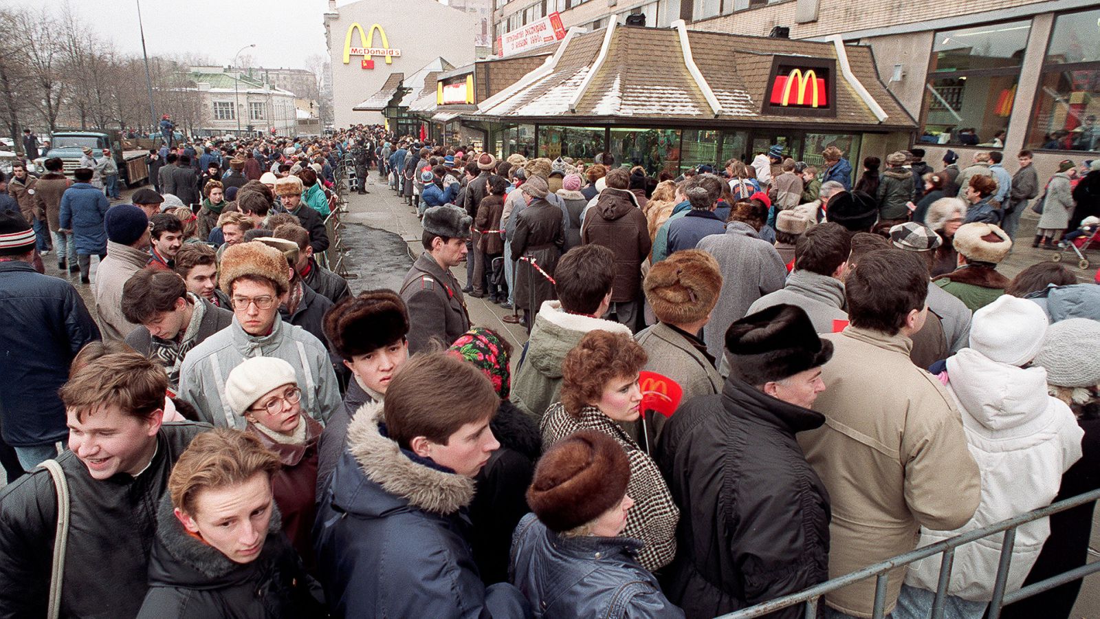 30.000 người đã xếp hàng để thưởng thức món bành mì kẹp năm 1990.