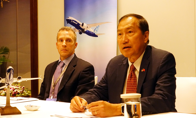Ông Michael Nguyễn (phải)p/châu Á của Boeing. Ảnh: vnexpress.